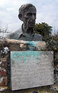Leonard Woolf>