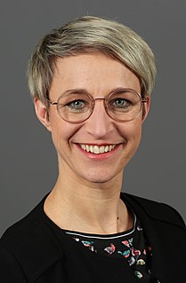 Nadine Schön>